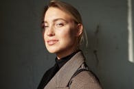 一个自信的女人的引人注目的爆头，柔和的光线和阴影