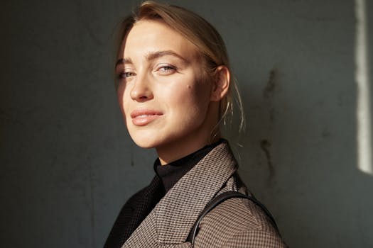 这张自信女性的引人注目的大头照，光线柔和，阴影柔和