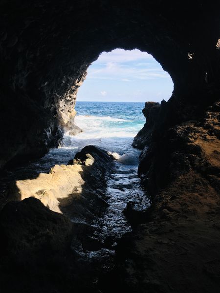 Formațiuni stâncoase spectaculoase pe coastă la ocean