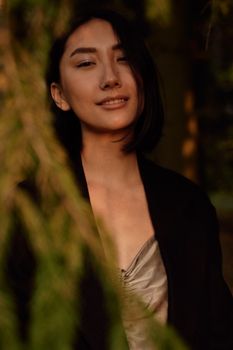 自然光下，一位微笑的年轻女子肖像优雅，色调温暖