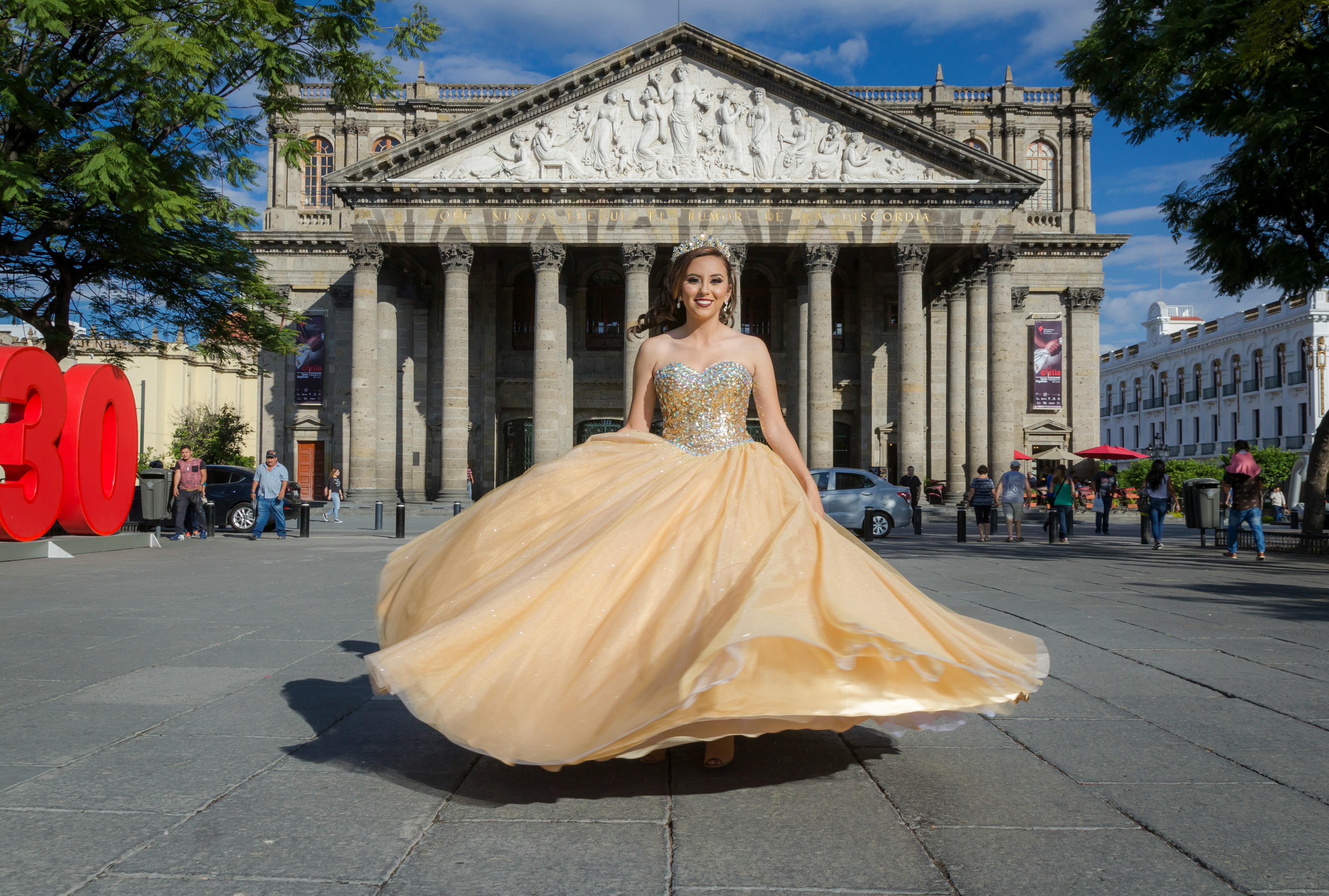 Ücretsiz abiye elbise, açık hava, çeşme arka planı içeren Ücretsiz stok fotoğraf Stok Fotoğraflar