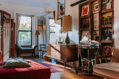 Interior De Acogedor Estudio Con Cama Y Sofá Decorado Con Muebles Antiguos Y Discos De Vinilo