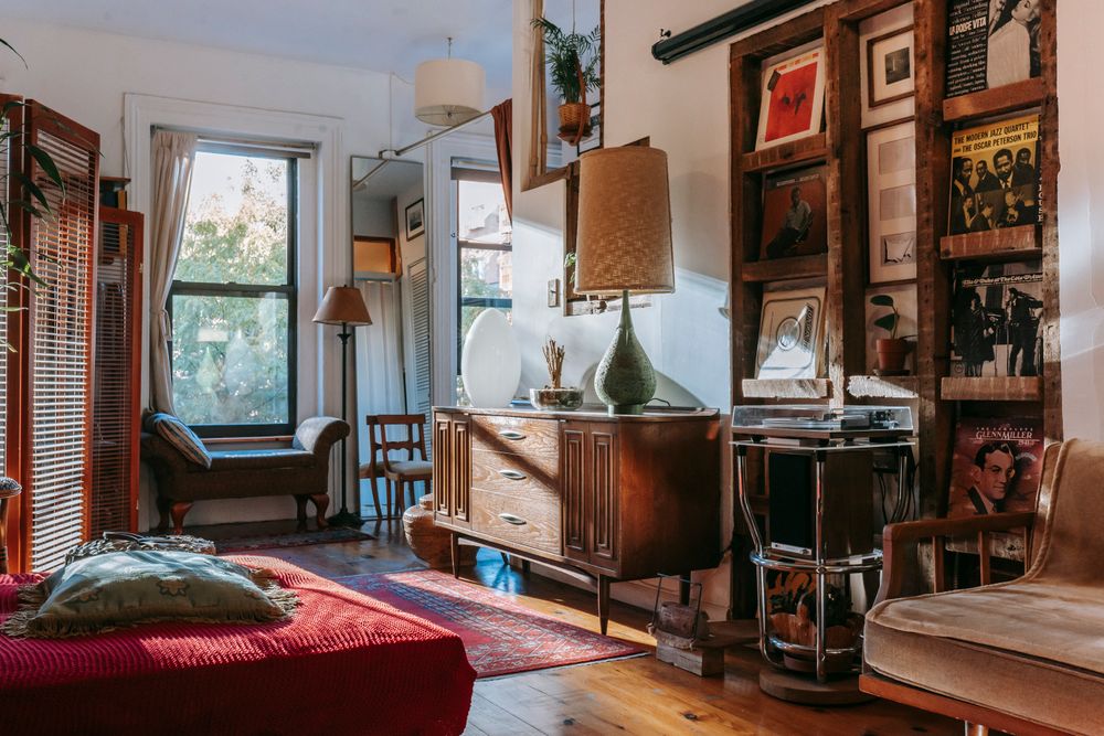 Craftsman adjusting kitchen cabinet installation