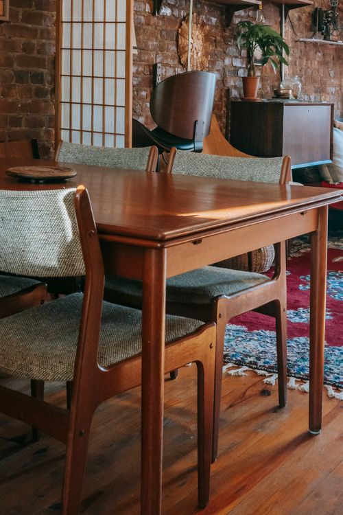Scandinavian dining style for small spaces Vintage mid-century style dining room with warm wooden furniture