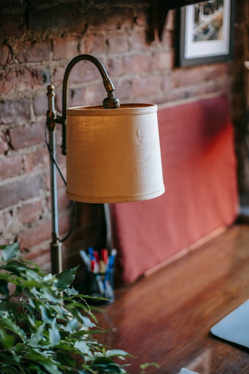 Ouderwetse Lamp Die Op Het Bureau Wordt Geplaatst