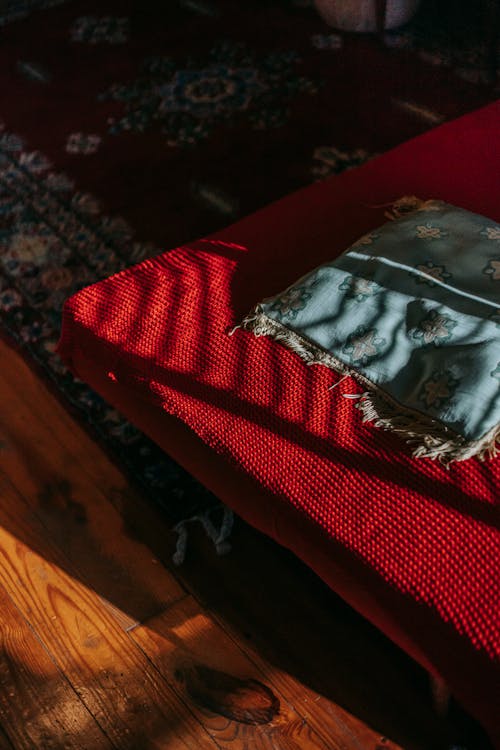 Free Интерьер комнаты с красной кроватью и ковром Stock Photo