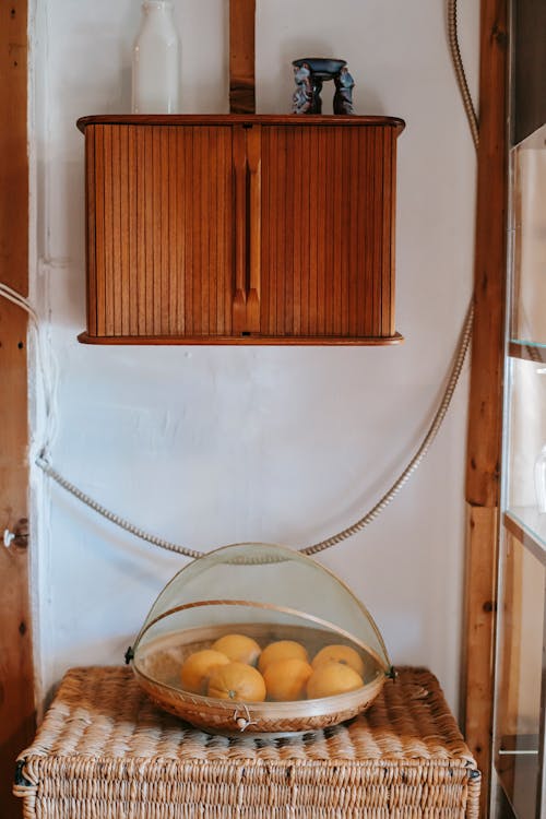 Parte Del Interior Vintage Con Cajas De Mimbre Y Bandeja Con Naranjas