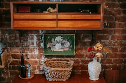 Pokój W Stylu Vintage Z Drewnianymi Meblami I Kwiatami