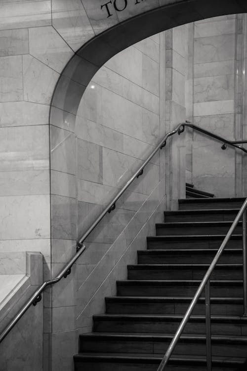 Escalera Con Barandillas De Metal En Edificio De Piedra