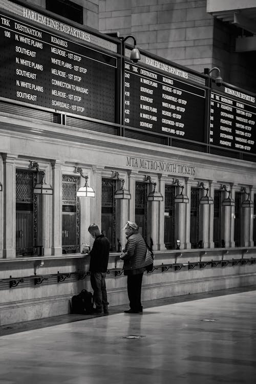 Pessoas Irreconhecíveis Comprando Passagens De Trem