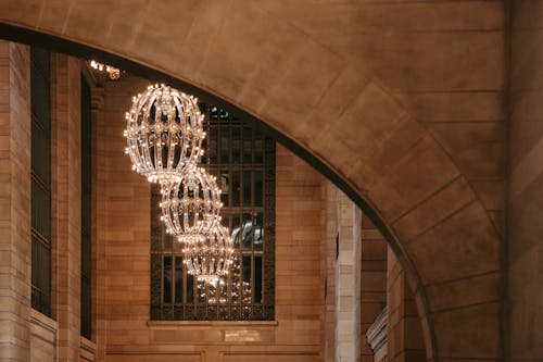Величественные глянцевые светильники, висящие на высоком потолке в коридоре