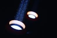 黑暗环境中光线照亮颗粒的视觉效果引人注目，营造出抽象的氛围