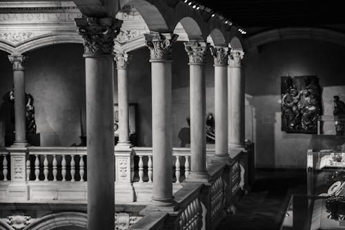 Интерьер дворцового зала с колоннами и лепниной