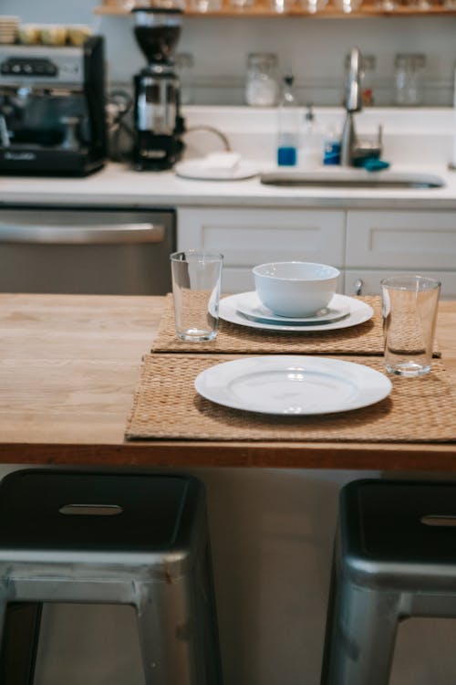 Modern Mutfakta Yemek Masası Ayarla
