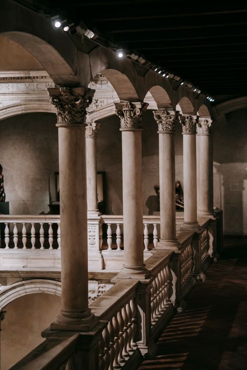 Corredor de arquitectura histórica, imagen referencial