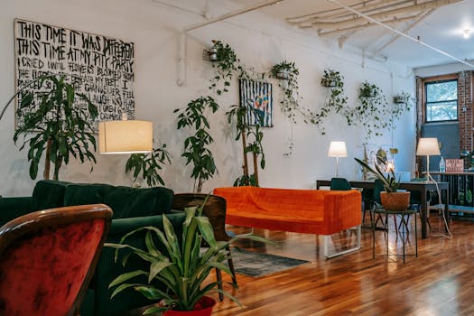 迷人的客厅空间里，现代设计与郁郁葱葱的绿植相得益彰