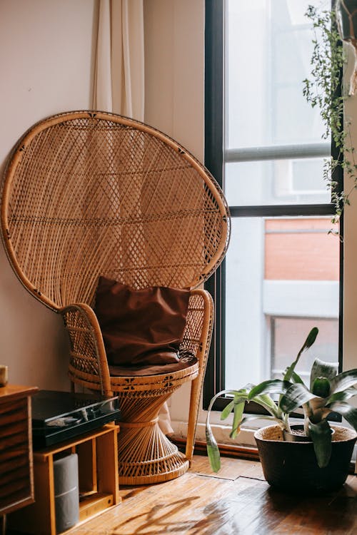 Intérieur Confortable Avec Chaise En Osier Dans Le Coin