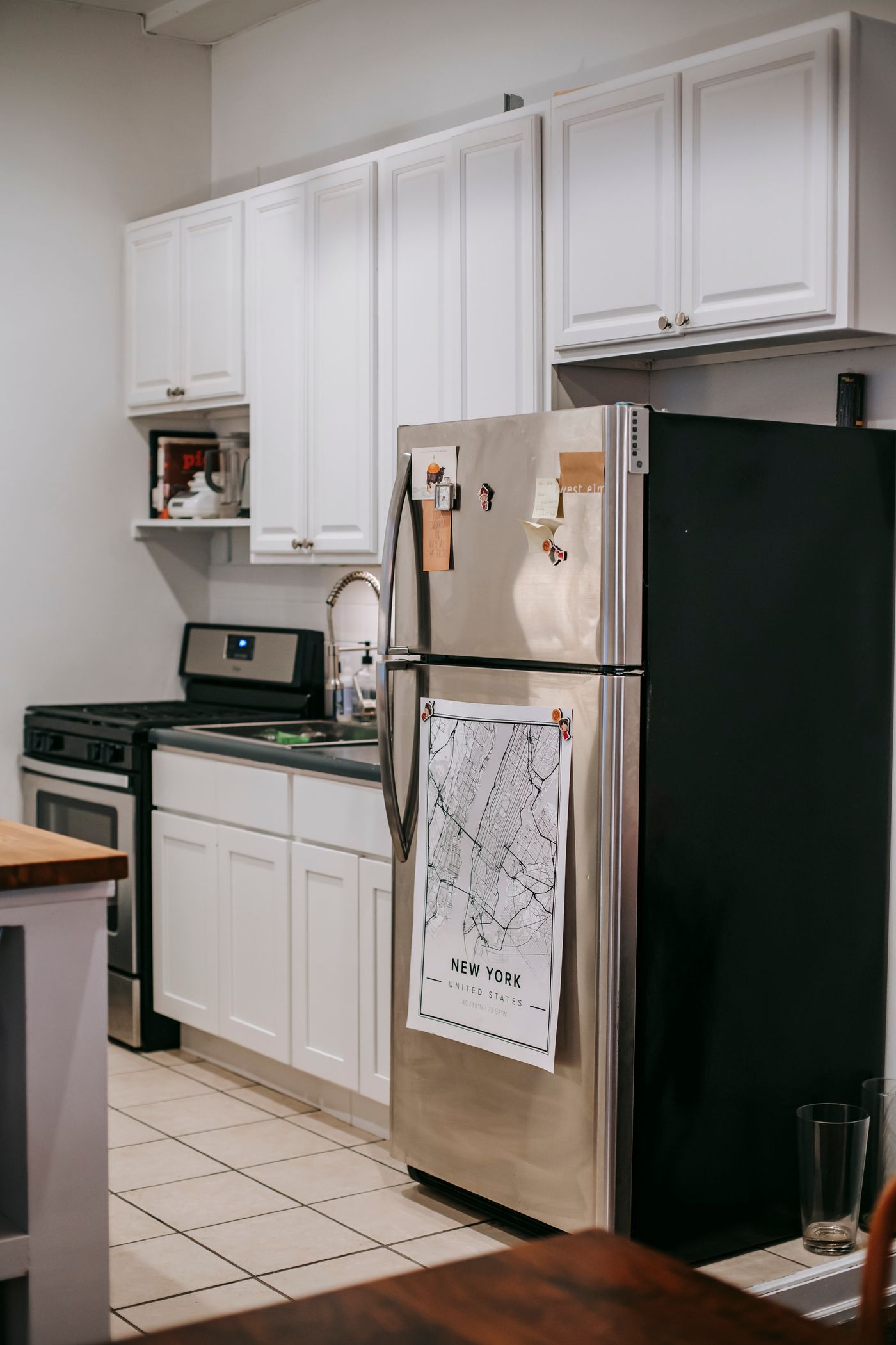 Dapur moden dengan pelbagai home appliance
