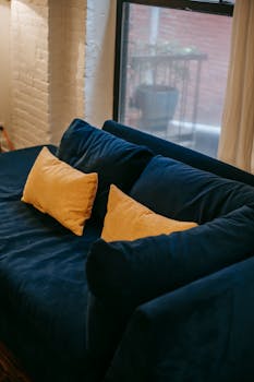 舒適的客廳配有 Canvello 的大坐墊沙發