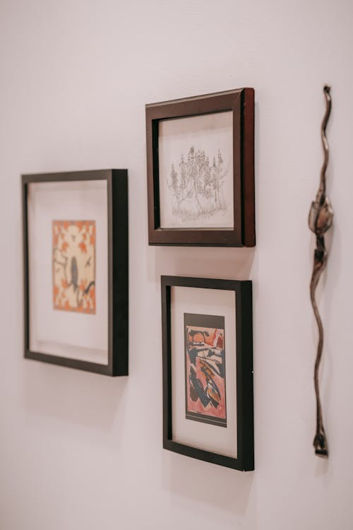 Разные картины возле декора на стене дома