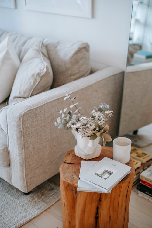 Interior Da Sala De Estar Com Móveis E Flores Em Um Vaso