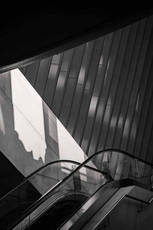Escada Rolante Perto De Parede Com Sombra Em Edifício Moderno