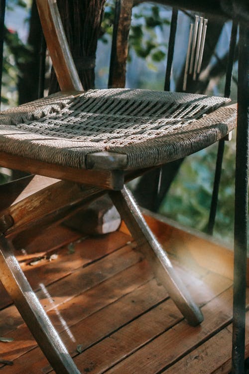 Alter Holzstuhl Mit Korbsitz Auf Der Terrasse