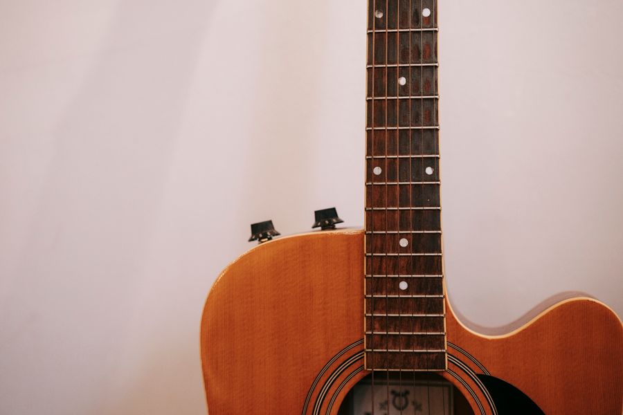 Detalle del mástil y diapasón de guitarra