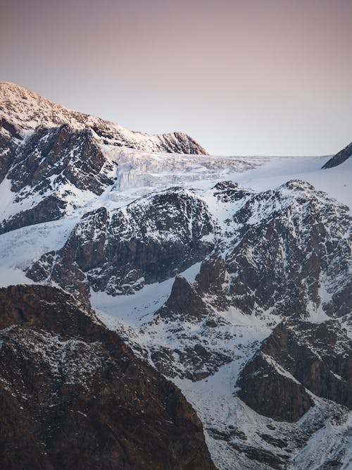 Бесплатное стоковое фото с вертикальный выстрел, европа, заснеженная гора