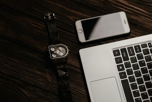 免费 银色macbook旁边的银色iphone 6 素材图片