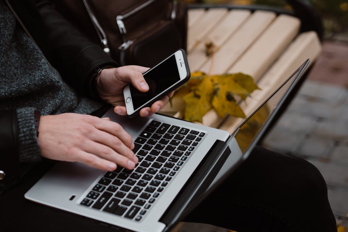 Personne En Veste Noire à L'aide De Macbook Pro