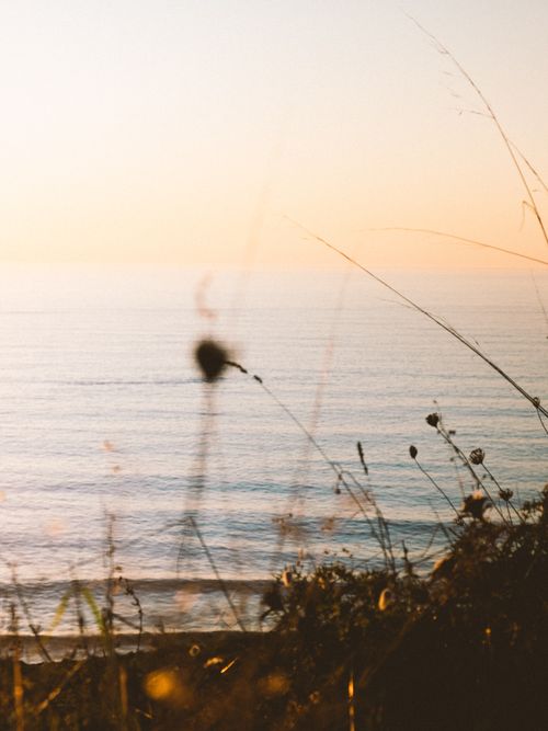 Free Captivating view of a calm ocean and golden sky during sunset in Galicia. Perfect for tranquil and nature-inspired themes. Stock Photo