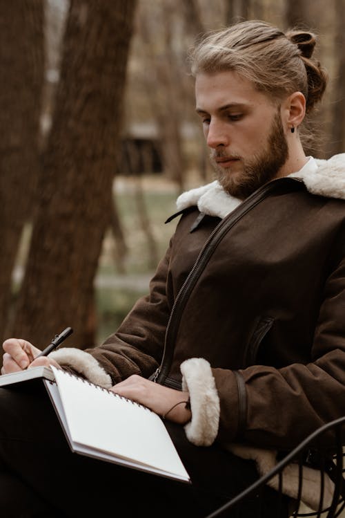 Homme En Veste Noire Tenant Une Tablette Blanche