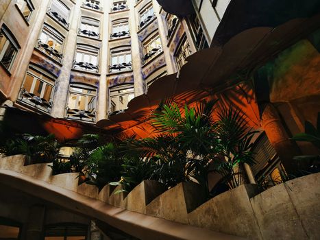 米拉之家的内部庭院，以其郁郁葱葱的植物景观，凸显了高迪的建筑实力