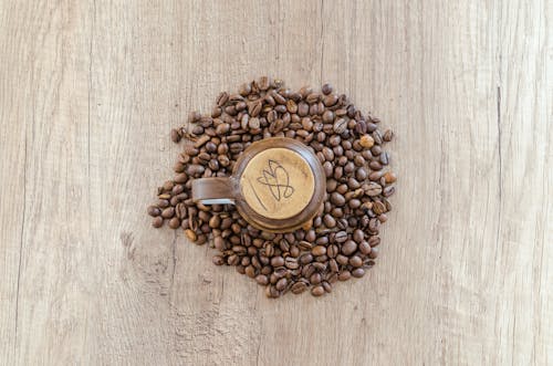 Kahve çekirdekleriyle çevrili Kupa Düz Lay Fotoğrafçılığı