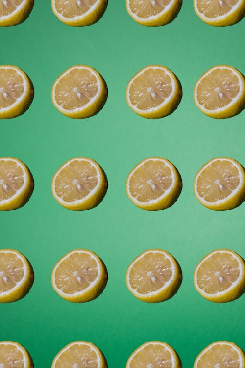 Free Sliced Lemon on a Green Surface Stock Photo