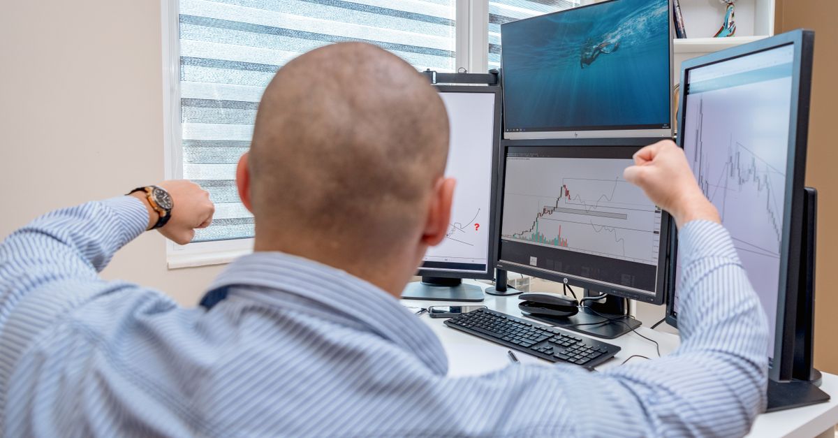 A trader comparing two correlated currency charts side by side