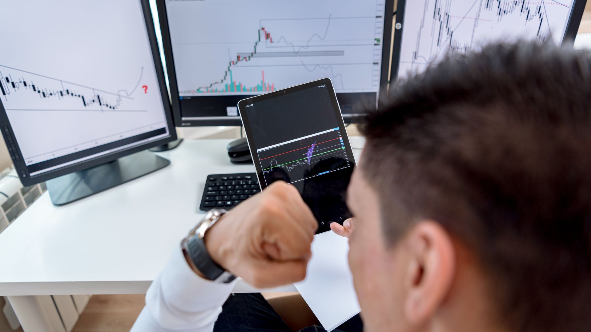 Modafinil for Stock Traders: Enhance Your Trading Edge A trader confidently viewing stock market charts on multiple monitors in a modern workspace — modafinil for stock traders