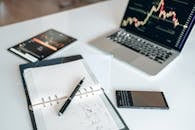 现代化的工作空间配备了笔记本电脑，并配有图表和小工具，以提高工作效率