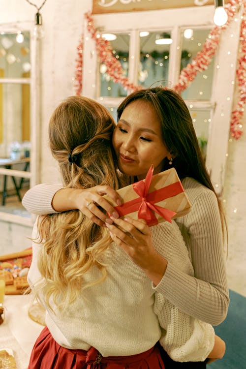 Fotos de stock gratuitas de abrazando, adentro, adornos de navidad