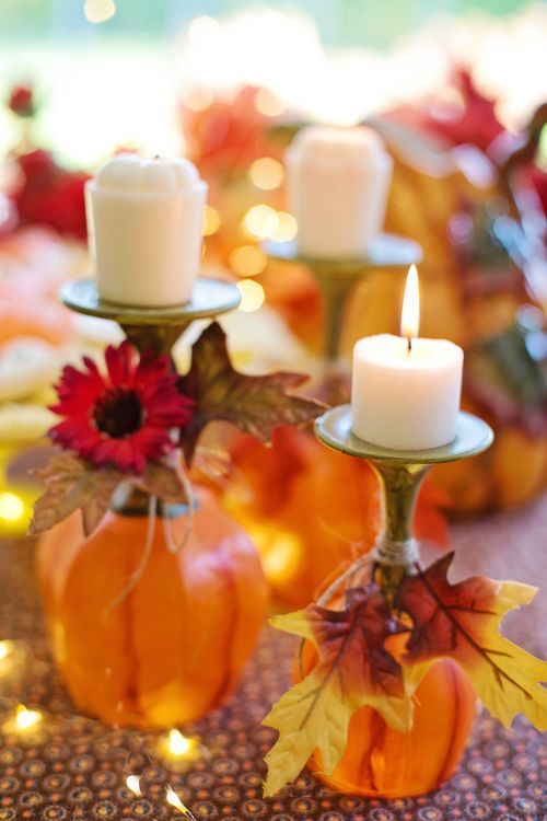 Free Cozy autumn table decor with pumpkins, candles, and leaves, perfect for seasonal gatherings. Stock Photo