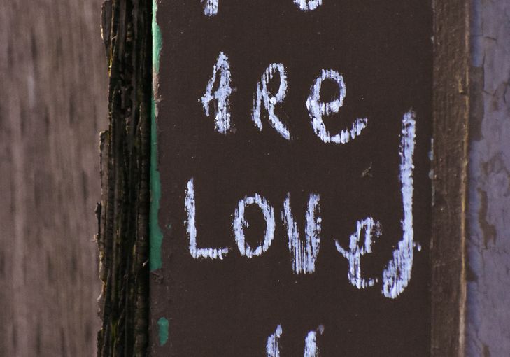 Online dating: starting a conversation on a niche platform