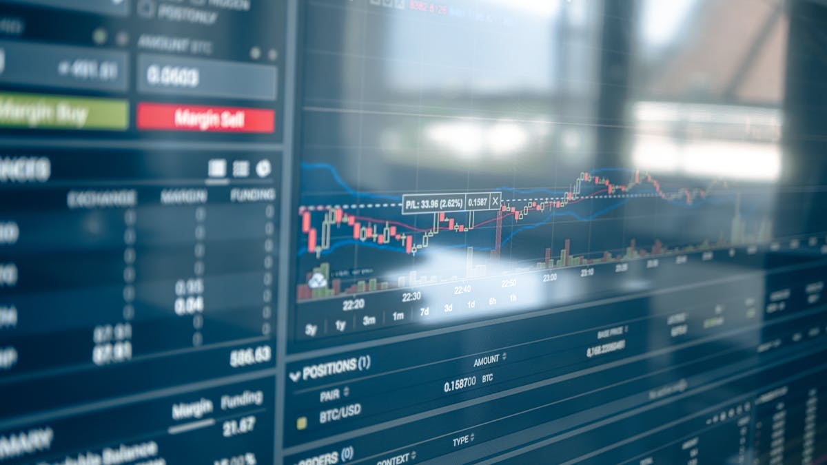 Schermo con grafici e pannello ordini di trading criptovalute