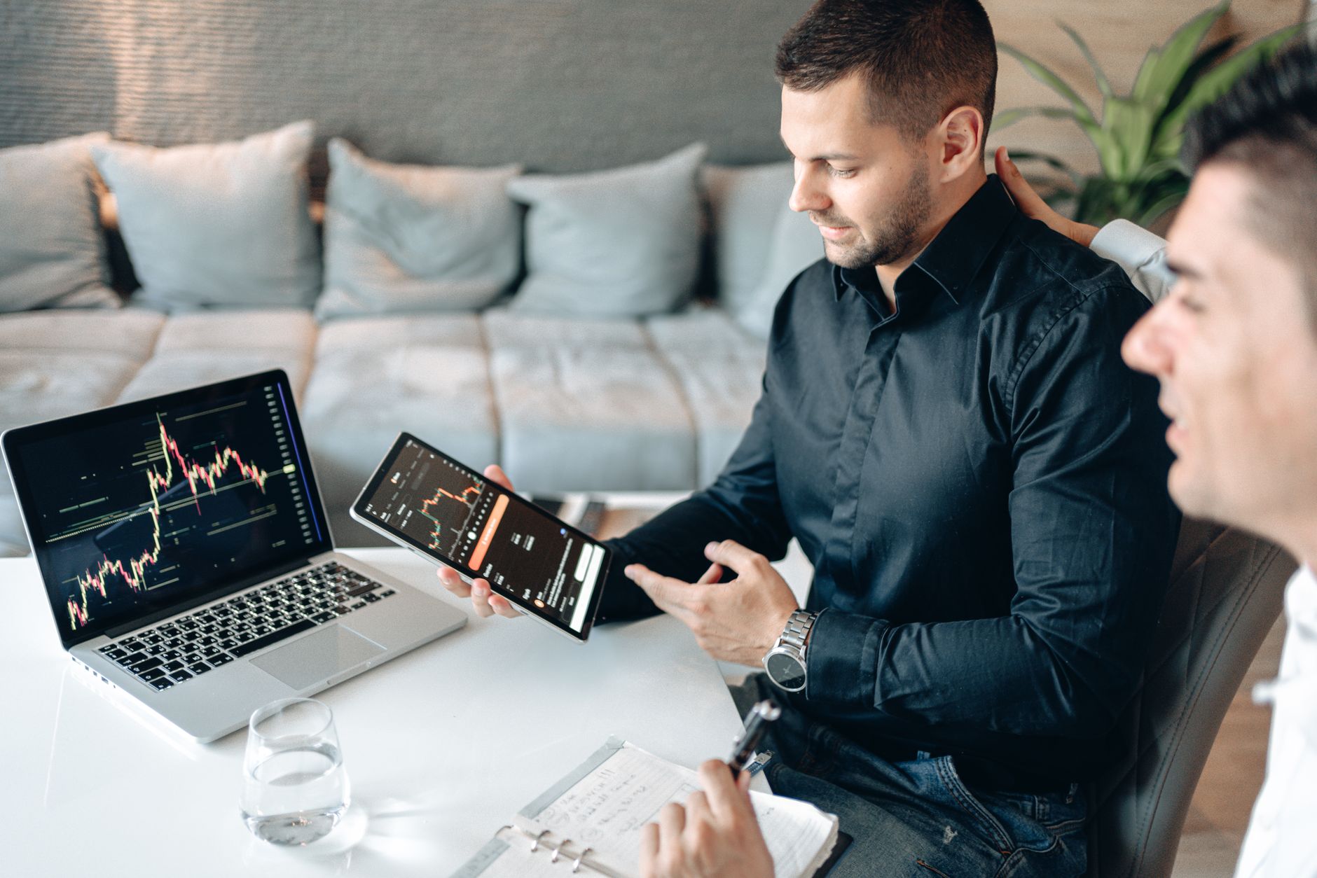 Pecsi Royal Club Kiado kft Partners with Bloomberg for Expansion