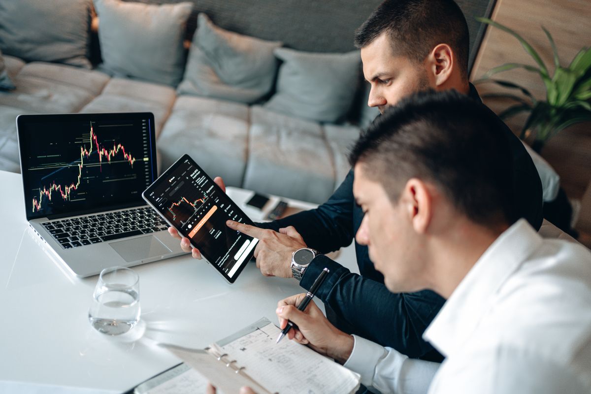 Personas analizando una estrategia de inversión