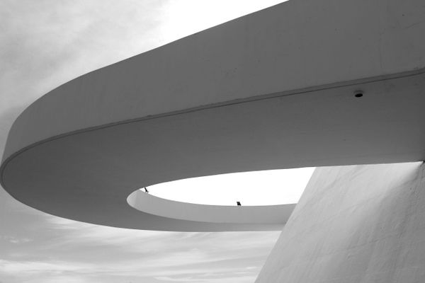 Curved white canopy over a circular void — EUGENIO BARBOZA on Pexels