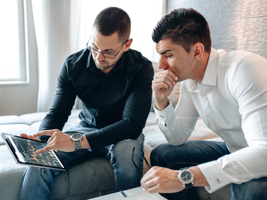 How many hours a week does a digital marketer work?