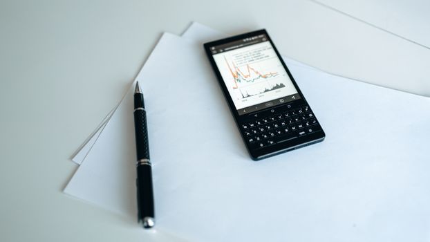 智能手机用笔在纸上显示图形，非常适合呈现业务战略概念