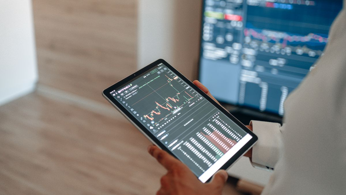 How to Read Funding Rates and Open Interest to Time Your Entries