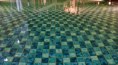Piscina com revestimento limpo e água cristalina — manutenção da zona envolvente antes da época balnear Piscina com revestimento limpo e água cristalina — manutenção da zona envolvente antes da época balnear